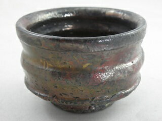 黒虹彩楽 ぐいのみ　 おちょこ 　盃　 黒の中に夕映えのような様々な赤色がでた美しいぐいのみ。陶芸作家 荒川明作 文部大臣奨励賞受賞作家　　送料無料　木箱付き こだわりのギフト 還暦祝い などの贈り物に最適 無料ラッピング　ngu-21-