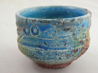 楽焼 ぐいのみ おちょこ 文部大臣奨励賞受賞陶芸家　荒川 明作　木箱付き　ギフト 還暦祝い 定年 退職祝い 結婚祝い 誕生日 クリスマスプレゼント 金婚式のお祝いの贈り物に♪ngu-22