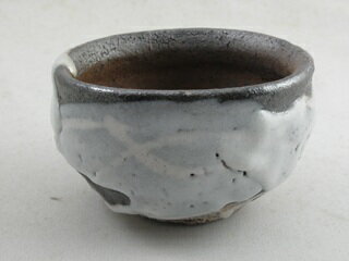 志野焼 ぐいのみ 大胆に掛けられた鬼板の上に白雲が漂うようにながれた志野釉が美しい。文部大臣奨励賞受賞作家 荒川明作　木箱付き こだわりのギフト 還暦祝い などの贈り物に最適 無料ラッピング　 ngu-8