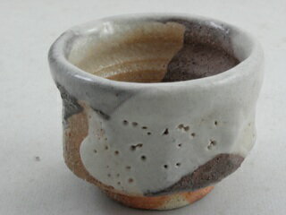 志野 ぐいのみ おちょこ炎色と白志野の対比が美しい小ぶりのぐいのみ文部大臣奨励賞受賞作家 荒川明作　木箱付き こだわりのギフト 還暦祝い などの贈り物に最適 無料ラッピング　ngu-9