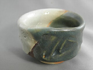 薪窯焼成の鳴海織部 ぐいのみ 　おちょこ 　文部大臣奨励賞受賞作家 荒川明作　木箱付き こだわりのギフト 還暦祝い などの贈り物に最適 無料ラッピング　 ggu-22