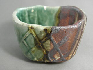 手ひねり鳴海織部 ぐいのみ 　おちょこ　文部大臣奨励賞受賞作家 荒川明作 　木箱付き こだわりのギフト 還暦祝い などの贈り物に最適 無料ラッピング　 ggu-25