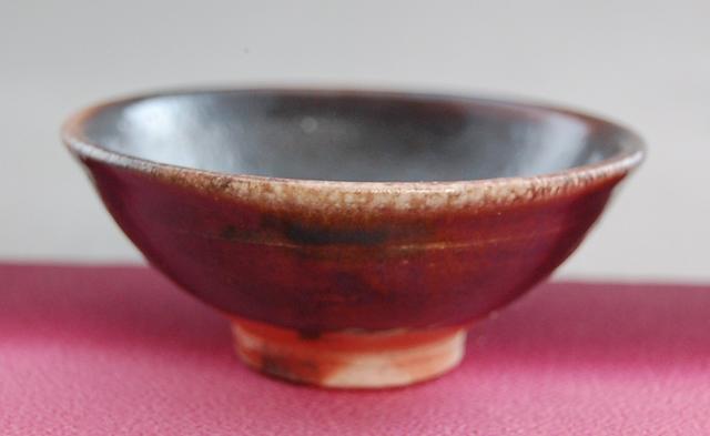 薪窯焼成の珍しい 黒天目 平ぐいのみ 　おちょこ　文部大臣奨励賞受賞作家 荒川明作 　木箱付き こだわりのギフト 還暦祝い などの贈り物に最適 無料ラッピング　cgu-83