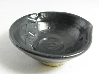 漆黒折手平ぐいのみ　文部大臣奨励賞受賞作家 荒川明作 　木箱付き こだわりのギフト 還暦祝い などの贈り物に最適 無料ラッピング　kgu-23