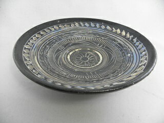 積層泥彩　黒中皿　文部大臣奨励賞受賞作家 荒川明作　 こだわりのギフト 還暦祝い などの贈り物に最適 無料ラッピング　 jsa-1