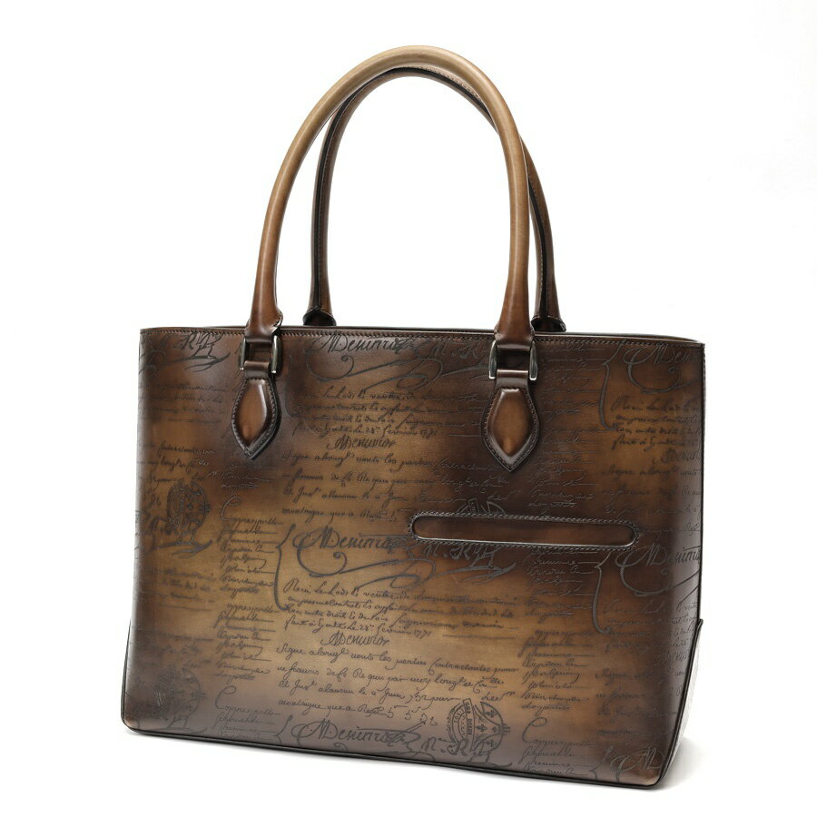 商品情報 在庫コード ITZL8W3OM3WK ブランド BERLUTI (ベルルッティ) モデル トゥジュール トートバッグ 型番 色 ブラウン系 素材 ヴェネチア カーフレザー サイズ W40×H30.5×D13.5cm（実測） ストラップ 定価 仕様 外側にフラットポケット×1 内側にジップ付きポケット x 1 　　　フラットポケットx 1 　　　携帯電話用ポケット x 1 　　　Dリング x 1 商品ランク 中古(A) その他詳細 生産国：イタリア 付属品：保存袋、販売証 　　　※袋に破れ、汚れあり 状態：全体的に多少の擦れ、 　　　小キズあり 　　　下角に擦れあり 　　　ハンドルにヨゴレ 　　　内部生地に薄ヨゴレ 【配送に関して】 配送業者はヤマト運輸となります。但し、ご購入金額が30万円以上の場合は佐川急便となります。 【ご購入に関して】 30万円以上のお支払いは「クレジットカード」又は「お振込み」がご利用頂けます。※代金引換（代引き手数料を含め、30万円未満のみ利用可）はご利用頂けません。 【お色について】 掲載画像はデジタルカメラで撮影している関係上、実際の色合いと若干異なる場合がございます。あらかじめ、ご了承下さい。 【品切れについて】 当店は店頭及び、他のサイトでも販売しており、ご注文時に品切れの場合もございます。あらかじめ、ご了承下さい。 商品ランク N 新品 NS 新古品、未使用品　※古物(買取品)を含む S 新品、未使用品同様の品※展示等で微細な傷や汚れがある場合も SA 数回使用程度の非常に状態の良い中古品※時計、ジュエリーは仕上げを施したものを含む A 多少の小・中傷はあるが状態の良い中古品 B 日常で使用していた程度の傷、汚れがある中古品 C 傷や汚れが目立つ中古品 Z アンティーク品