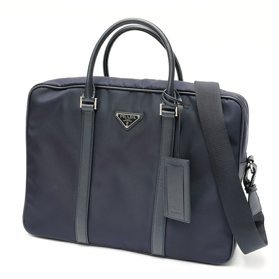 商品情報 在庫コード IT33QJ06XOH3 ブランド PRADA (プラダ) モデル ナイロン x サフィアーノレザー ブリーフケース 型番 2VE661 色 ネイビー 素材 ナイロン サイズ W37×H27×D9cm（実測） ストラップ ～127cm（実測） 定価 仕様 内側にファスナーポケット×1 　　　オープンポケット×1 　　　スマホポケット×2 商品ランク 中古(A) その他詳細 生産国：中国 付属品：ストラップ、ネームタグ 状態：革部、背面右下角、 　　　正面ハンドル左付根、 　　　正面、革ライン右側、 　　　下部付近に極微かな 　　　擦れあり 画像：ネイビーになります 【配送に関して】 配送業者はヤマト運輸となります。但し、ご購入金額が30万円以上の場合は佐川急便となります。 【ご購入に関して】 30万円以上のお支払いは「クレジットカード」又は「お振込み」がご利用頂けます。※代金引換（代引き手数料を含め、30万円未満のみ利用可）はご利用頂けません。 【お色について】 掲載画像はデジタルカメラで撮影している関係上、実際の色合いと若干異なる場合がございます。あらかじめ、ご了承下さい。 【品切れについて】 当店は店頭及び、他のサイトでも販売しており、ご注文時に品切れの場合もございます。あらかじめ、ご了承下さい。 商品ランク N 新品 NS 新古品、未使用品　※古物(買取品)を含む S 新品、未使用品同様の品※展示等で微細な傷や汚れがある場合も SA 数回使用程度の非常に状態の良い中古品※時計、ジュエリーは仕上げを施したものを含む A 多少の小・中傷はあるが状態の良い中古品 B 日常で使用していた程度の傷、汚れがある中古品 C 傷や汚れが目立つ中古品 Z アンティーク品