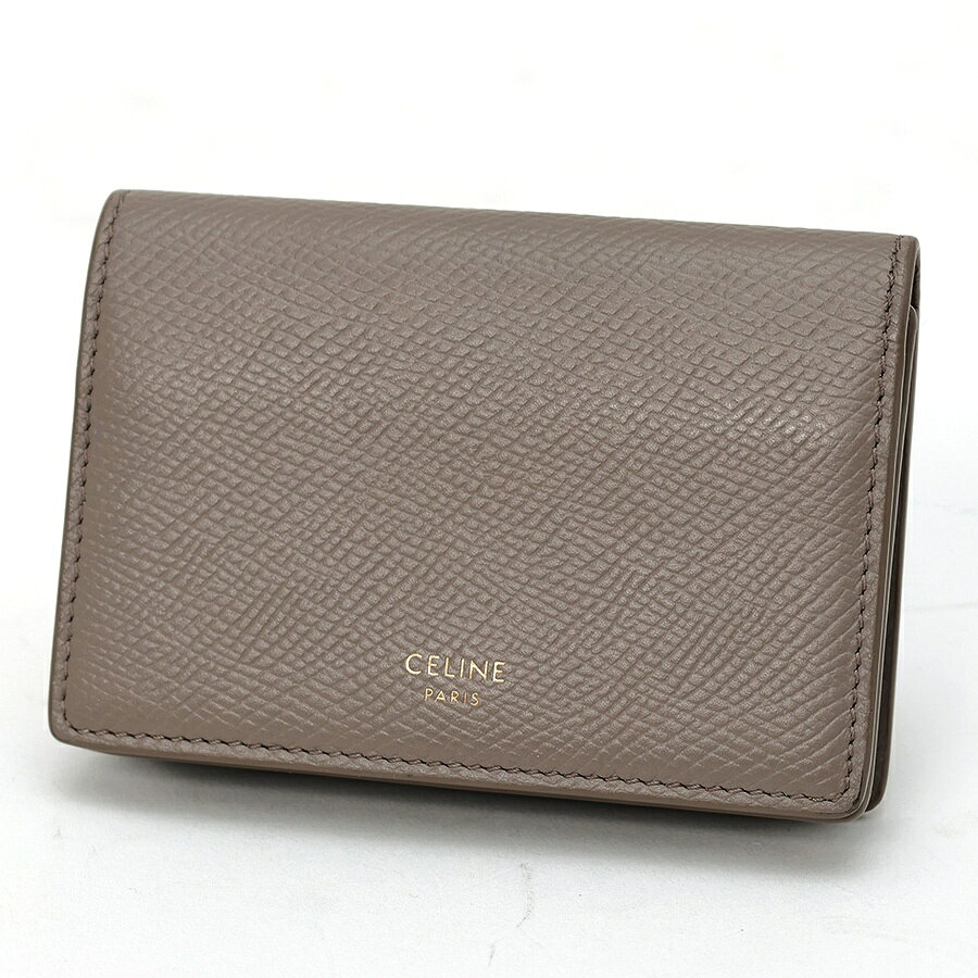 商品情報 在庫コード ITU3CIKHMRV8 ブランド CELINE (セリーヌ) モデル ビジネスカードホルダー 型番 10J813BEL.10BL 色 ぺブル 素材 グレインドカーフスキン サイズ W10.5×H7×D2cm 定価 49,500税込 仕様 メインコンパートメント×1 クレジットカード用スロット×3 商品ランク 中古(A) その他詳細 生産国：イタリア 付属品：なし　※本体のみ 状態：フラップ両付根コバに 　　　小さなヒビ 　　　内部両横マチにヨゴレ 【配送に関して】 配送業者はヤマト運輸となります。但し、ご購入金額が30万円以上の場合は佐川急便となります。 【ご購入に関して】 30万円以上のお支払いは「クレジットカード」又は「お振込み」がご利用頂けます。※代金引換（代引き手数料を含め、30万円未満のみ利用可）はご利用頂けません。 【お色について】 掲載画像はデジタルカメラで撮影している関係上、実際の色合いと若干異なる場合がございます。あらかじめ、ご了承下さい。 【品切れについて】 当店は店頭及び、他のサイトでも販売しており、ご注文時に品切れの場合もございます。あらかじめ、ご了承下さい。 商品ランク N 新品 NS 新古品、未使用品　※古物(買取品)を含む S 新品、未使用品同様の品※展示等で微細な傷や汚れがある場合も SA 数回使用程度の非常に状態の良い中古品※時計、ジュエリーは仕上げを施したものを含む A 多少の小・中傷はあるが状態の良い中古品 B 日常で使用していた程度の傷、汚れがある中古品 C 傷や汚れが目立つ中古品 Z アンティーク品