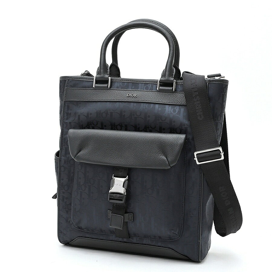 商品情報 在庫コード ITD6E7RAC8HS ブランド Christian Dior (クリスチャンディオール) モデル オブリーク エクスプローラー トートバッグ 型番 色 ブラック 素材 ナイロン/レザー サイズ W25×H35×D7cm（実測） ストラップ ～133cm（実測） 定価 仕様 外側にサイドポケット×2 　　　バックルポケット×1 内側にファスナーポケット×1 商品ランク 中古美品(SA) その他詳細 生産国：イタリア 付属品：保存袋、ストラップ、 　　　　冊子、カード（未記入） 状態：正面ポケット金具に微かな 　　　擦れあり 　　　内部生地に微かなヨゴレ 　　　使用感あまりなし 【配送に関して】 配送業者はヤマト運輸となります。但し、ご購入金額が30万円以上の場合は佐川急便となります。 【ご購入に関して】 30万円以上のお支払いは「クレジットカード」又は「お振込み」がご利用頂けます。※代金引換（代引き手数料を含め、30万円未満のみ利用可）はご利用頂けません。 【お色について】 掲載画像はデジタルカメラで撮影している関係上、実際の色合いと若干異なる場合がございます。あらかじめ、ご了承下さい。 【品切れについて】 当店は店頭及び、他のサイトでも販売しており、ご注文時に品切れの場合もございます。あらかじめ、ご了承下さい。 商品ランク N 新品 NS 新古品、未使用品　※古物(買取品)を含む S 新品、未使用品同様の品※展示等で微細な傷や汚れがある場合も SA 数回使用程度の非常に状態の良い中古品※時計、ジュエリーは仕上げを施したものを含む A 多少の小・中傷はあるが状態の良い中古品 B 日常で使用していた程度の傷、汚れがある中古品 C 傷や汚れが目立つ中古品 Z アンティーク品
