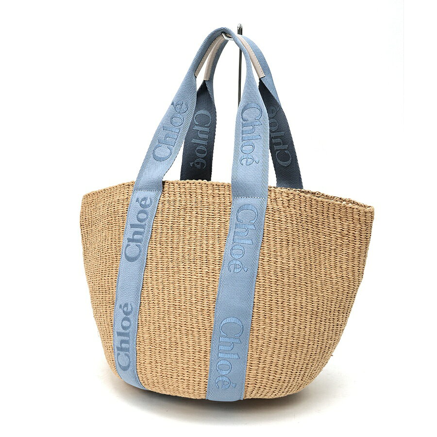 商品情報 在庫コード ITY3CZQ5FVOV ブランド Chloe (クロエ) モデル Woodyラージバスケットバッグ 型番 CHC23AS380L184E2 色 ナチュラル/ブルー系 素材 ナチュラルファイバー サイズ W35×H30×D25cm ストラップ 定価 126,500税込 仕様 Mifukoとのコラボレーションにより、天然繊維で織られています。 ケニアの伝統的な手工芸を織り交ぜたユニークなハンドメイド作品で、ラベルにサインを入れ、強く自立した女性のストーリーを織り交ぜています。 収納力のあるメインコンパートメント1つ 商品ランク 中古(A) その他詳細 生産国：スペイン 付属品：保存袋 状態：目立つ傷、汚れなし 【配送に関して】 配送業者はヤマト運輸となります。但し、ご購入金額が30万円以上の場合は佐川急便となります。 【ご購入に関して】 30万円以上のお支払いは「クレジットカード」又は「お振込み」がご利用頂けます。※代金引換（代引き手数料を含め、30万円未満のみ利用可）はご利用頂けません。 【お色について】 掲載画像はデジタルカメラで撮影している関係上、実際の色合いと若干異なる場合がございます。あらかじめ、ご了承下さい。 【品切れについて】 当店は店頭及び、他のサイトでも販売しており、ご注文時に品切れの場合もございます。あらかじめ、ご了承下さい。 商品ランク N 新品 NS 新古品、未使用品　※古物(買取品)を含む S 新品、未使用品同様の品※展示等で微細な傷や汚れがある場合も SA 数回使用程度の非常に状態の良い中古品※時計、ジュエリーは仕上げを施したものを含む A 多少の小・中傷はあるが状態の良い中古品 B 日常で使用していた程度の傷、汚れがある中古品 C 傷や汚れが目立つ中古品 Z アンティーク品