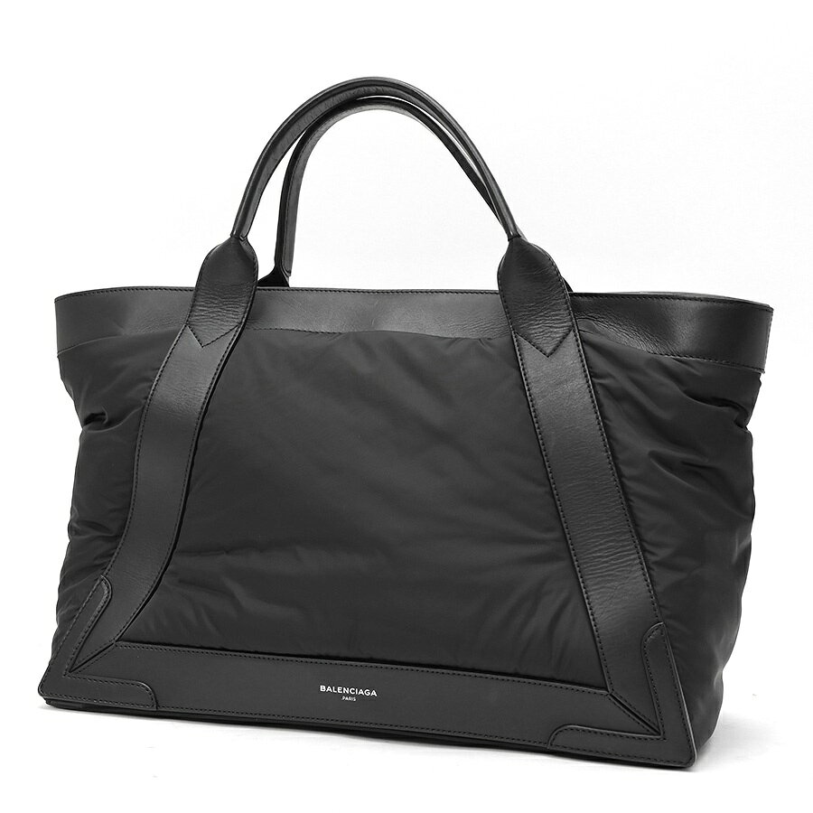 商品情報 在庫コード ITWIGITKKK2P ブランド BALENCIAGA (バレンシアガ) モデル ネイビーカバス M 型番 363419 色 ブラック 素材 ナイロン/レザー サイズ W41×H30×D20cm（実測） ストラップ 定価 仕様 内側にフラットポケット×1 商品ランク 中古(A) その他詳細 生産国：イタリア 付属品：なし　※本体のみ 状態：本体、型崩れ、黒革部に 　　　擦れ、小キズあり 　　　下四角、革に擦れあり 　　　ファスナーエンドテープ剥がれ 【配送に関して】 配送業者はヤマト運輸となります。但し、ご購入金額が30万円以上の場合は佐川急便となります。 【ご購入に関して】 30万円以上のお支払いは「クレジットカード」又は「お振込み」がご利用頂けます。※代金引換（代引き手数料を含め、30万円未満のみ利用可）はご利用頂けません。 【お色について】 掲載画像はデジタルカメラで撮影している関係上、実際の色合いと若干異なる場合がございます。あらかじめ、ご了承下さい。 【品切れについて】 当店は店頭及び、他のサイトでも販売しており、ご注文時に品切れの場合もございます。あらかじめ、ご了承下さい。 商品ランク N 新品 NS 新古品、未使用品　※古物(買取品)を含む S 新品、未使用品同様の品※展示等で微細な傷や汚れがある場合も SA 数回使用程度の非常に状態の良い中古品※時計、ジュエリーは仕上げを施したものを含む A 多少の小・中傷はあるが状態の良い中古品 B 日常で使用していた程度の傷、汚れがある中古品 C 傷や汚れが目立つ中古品 Z アンティーク品