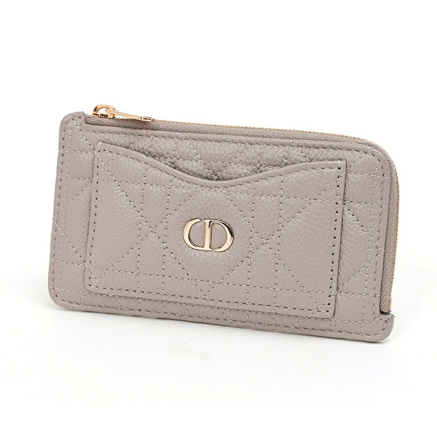 商品情報 在庫コード IT89VPJXAVS0 ブランド Christian Dior (クリスチャンディオール) モデル カロ コスモス ジップ カードホルダー 型番 S5131UWHC_M116 色 グレージュ系 素材 カナージュ カーフスキン サイズ W13.5×H8.5×D1cm 定価 76,000税込 仕様 フラップポケット×1 カードケース×4 コインケース×1 商品ランク 中古(A) その他詳細 生産国：イタリア 付属品：保存袋 状態：背面、カード痕あり 　　　金具類に擦れあり 【配送に関して】 配送業者はヤマト運輸となります。但し、ご購入金額が30万円以上の場合は佐川急便となります。 【ご購入に関して】 30万円以上のお支払いは「クレジットカード」又は「お振込み」がご利用頂けます。※代金引換（代引き手数料を含め、30万円未満のみ利用可）はご利用頂けません。 【お色について】 掲載画像はデジタルカメラで撮影している関係上、実際の色合いと若干異なる場合がございます。あらかじめ、ご了承下さい。 【品切れについて】 当店は店頭及び、他のサイトでも販売しており、ご注文時に品切れの場合もございます。あらかじめ、ご了承下さい。 商品ランク N 新品 NS 新古品、未使用品　※古物(買取品)を含む S 新品、未使用品同様の品※展示等で微細な傷や汚れがある場合も SA 数回使用程度の非常に状態の良い中古品※時計、ジュエリーは仕上げを施したものを含む A 多少の小・中傷はあるが状態の良い中古品 B 日常で使用していた程度の傷、汚れがある中古品 C 傷や汚れが目立つ中古品 Z アンティーク品