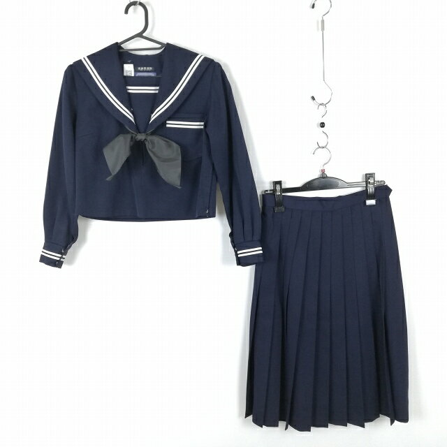 商品説明商品内容は〇冬セーラー服上着〇冬スカート〇付属品（スカーフ）の3点です。◇指定品の上下セットではございません。【冬セーラー服上着/紺】素材：ウール50％ポリエステル50％織り：カシドスかぶり型（ファスナー仕様）白2本線学校名：不明ランクC●上着実寸サイズ着丈：44cm肩幅：37cmバスト：92cm袖丈：52cm【冬スカート/紺】タグ記載のサイズ：ウエスト63素材：ウール20％ポリエステル80％織り：カシドスメーカー：カンコー学校名：不明ランクB●スカート 実寸サイズウエスト：62cmスカート丈：67cm●商品の状態（キズ、汚れなど）については商品画像をご覧ください。●掲載画像で前ボタンが留まっていない場合はボタンが欠品しています。●記名等がある場合は黒塗りしております。●ブラウス（※）は上着・スカートとサイズが合わない場合がございます。また、画像掲載していない破れや汚れ等がある場合がございます。●クリーニングしておりますが、取れない汚れ等が残っている場合がございます。●学生服はメーカーによってサイズ表記が異なります。必ず実寸サイズをご確認ください。●中古品の為、細かな傷やテカリ、スレ等がございます。完璧な商品をご希望の方や神経質な方はご注意いただきますようあらかじめお願いいたします。