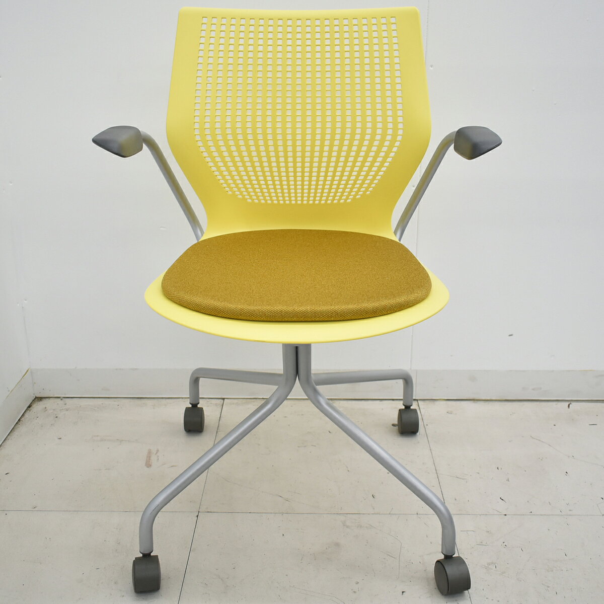 【中古】Knoll マルチジェネレーション 固定肘 キャスター付 イエロー 2026031404【中古オフィス家具】 [2]