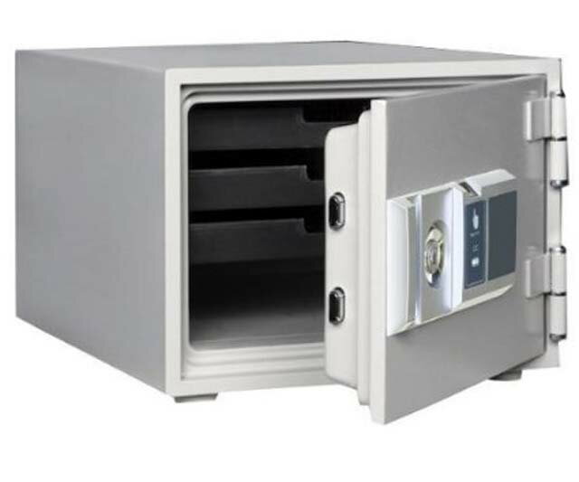 20151016-FP30-S ■メーカー ダイヤセーフ株式会社 ■メーカー定価 105,000円（税抜） ■カラー グレー ■寸法 外寸法：W412×D518×H330(mm) 内寸法：W335×D375×H230(mm) 内容量：29L 重量：40kg ■素材　仕様 引出し3 ■状態　 新品 ■備考　 ダイヤセーフ　指紋タイプ耐火金庫　FP30-S　W412 音と光で簡単に登録できます。最新の指紋認証技術を搭載したハイセキュリティシステムです。数人で合わせて10指まで登録できます。万一の電子トラブルにもお客様自身で開閉できる非常時開錠機能付です。 ●メーカー直送品のため代引き決済はご利用いただけません。 ●送り付賃を含んだお見積り料となります（軒先渡し）。 ●ただし、重量の大きいものについては原則として「車上渡し」が基本となります（70kg以上） ●搬入設置をご希望の場合は弊社までご確認いただきますようお願いいたします。 ●以下お客様の方でご確認ください ・重量の大きいものの場合、設置場所の耐荷重 ・搬入経路、エレベータの有無、段差の有無（段差につきましては、車を止めた位置から設置場所までの間に段差があるかないか） ●メーカー直送品のため代引き決済はご利用いただけません。※到着時間帯指定はご利用いただけません。 御使用端末の環境により多少画像の表示色と実物の色に差違が生じる場合がございますのでご了承ください。 店舗使用コード：0