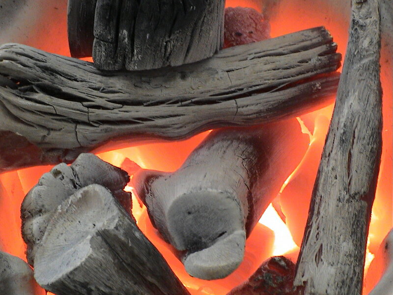 スギ焚付薪S　6kg　箱入 鳥取県のスギ材（製材端材）を長さ約20cmカットし、自然乾燥させた焚付材です。薪ストーブや暖炉の着火材としておすすめです。また、アウトドアで焚火台などにも使えます。　2箱1個口で配送可　焚付材　小割薪として　Sボックス