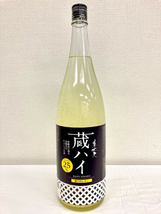 下記ギフト対応を必ずご確認下さい。 ギフト対応 1升瓶3本までは別途箱代がかかります。税込　1本198円、2本297円、3本451円 ご注文後、1升瓶専用箱代を ラッピング代として請求させて頂きます。 同梱は6本まで可能。 4本以上になると、再生箱にて送るため箱代はかかりません。 品名 美丈夫 蔵ハイ 瀬戸内レモン 本格辛口酎ハイの素 種別　　　　リキュール 原材料　焼酎乙類(国産)、レモン果汁(瀬戸内産)、 　　　　果糖ブドウ糖液、レモンエキス(瀬戸内産)、 　　　　グルコオリゴ糖 アルコール度　25.0 容量　　　　1800ml 美丈夫は 清酒「濱乃鶴」で知られる濱川商店の新しい銘柄です。 濱乃鶴の名は、初代濱川金太郎が浜辺に飛来した 二羽の丹頂鶴に出会ったことに由来します。 清酒の本質は純米酒にありと、 いちはやく商品化をはかり、土佐酒の品質向上に努めました。 その結果、まろやかな舌触り、絶妙のコク、 本物だけが持つ醍醐味が人気となりました。 美丈夫は、創業以来かたくななまでに、 土佐人の酒の好みである淡麗辛口にこだわり続けてきた蔵元です。 名ばかりの土佐酒ではなく、地酒の伝統を確かに継承する清酒として、ご愛飲頂いております。 美丈夫 蔵ハイ 瀬戸内レモン 本格辛口酎ハイの素 1800mlは初売り 母の日父の日ボーナスお中元敬老の日お歳暮の贈り物、家飲みやパーティーにおすすめです。 　「土佐リキュール」美丈夫 蔵ハイ瀬戸内レモン本格辛口酎ハイの素濱川商店 1800ml 大人な感覚で飲むチューハイ！ 　厳選した瀬戸内レモン果汁をふんだんに使い、蔵の本格米焼酎でブレンドしたリキュール。　香料・着色料不使用のピュアな香りとドライな仕上がりで、食中酒としてスッキリとした味わいを楽しんでいただけます。 ◎おすすめの割り方 　おすすめの割り方は「チューハイの素1に炭酸水3」。アルコール度数約6%の爽快で飲みやすい仕上がりです。 グラスと炭酸水は良く冷やして、強めの炭酸水で爽快感が増して美味しくお飲みいただけます。 濃いめがお好みの方は「チューハイの素1に炭酸水2」。アルコール度数約8%の濃厚な味わいをどうぞ。