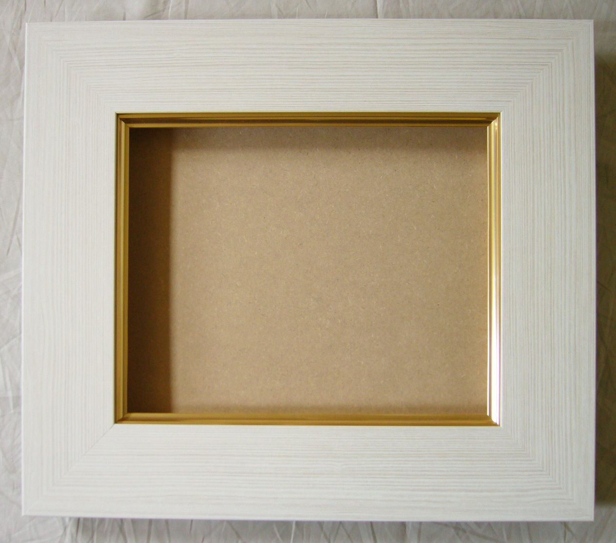 カタログ　パンフレット　リーフレット サイズ絵寸：約333X242mm用の額縁です。 材質木製 仕様本体・アクリル・吊金具・ケース付 商品説明・ご入金確認後、発送に平日で約2〜7日かかります。※壁面用取り付け金具は付属いたしません。必要な場...