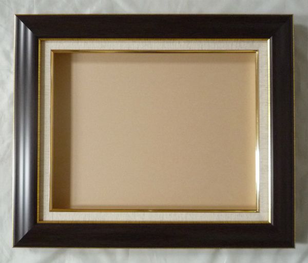 カタログ　パンフレット　リーフレット サイズ絵寸：約410X318mm用の額縁です。 材質樹脂製 仕様本体・アクリル・吊金具・ケース付 商品説明・ご入金確認後、発送に平日で約2〜7日かかります。※壁面用取り付け金具は付属いたしません。必要な場合、こちらよりお選びお伝えください。(金具代別途申し受けます)・掲載写真はサンプル画像です。・売り切れごめん。 その他・この額縁の他のサイズ・色等を見る・額縁を絞り込む ・規格外のサイズの額縁は「オーダーフレームを絞り込む」からお選びください 運送費（消費税・梱包費等込み）・送料無料 ※但し離島・沖縄の場合は別途送料が発生することがございますのでお問合せください。 ※梱包サイズ160以上の大型サイズは別途送料がかかります。（約12号以上）よく一緒に検討されている商品の一覧その他・この額縁の他のサイズ・色等を見る・額縁を絞り込む・規格外のサイズの額縁は「オーダーフレームを絞り込む」からお選びくださいサイズ ・絵寸約410X318mm用の額縁です。 材質 ・樹脂製 仕様 ・本体 アクリル 吊金具 ケース付 商品説明 ・ご入金確認後、発送に平日で約2〜7日かかります。 ※壁面用取り付け金具は付属いたしません。 ・掲載写真はサンプル画像です。 ・売り切れごめん。