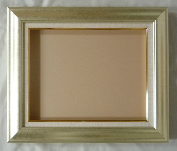 カタログ　パンフレット　リーフレット サイズ絵寸：約273X220mm用の額縁です。 材質樹脂製 仕様本体・アクリル・吊金具・ケース付 商品説明・ご入金確認後、発送に平日で約2〜7日かかります。※壁面用取り付け金具は付属いたしません。必要な場合、こちらよりお選びお伝えください。(金具代別途申し受けます)・掲載写真はサンプル画像です。・売り切れごめん。 その他・この額縁の他のサイズ・色等を見る・額縁を絞り込む ・規格外のサイズの額縁は「オーダーフレームを絞り込む」からお選びください 運送費（消費税・梱包費等込み）・送料無料 ※但し離島・沖縄の場合は別途送料が発生することがございますのでお問合せください。 ※梱包サイズ160以上の大型サイズは別途送料がかかります。（約12号以上）よく一緒に検討されている商品の一覧その他・この額縁の他のサイズ・色等を見る・額縁を絞り込む・規格外のサイズの額縁は「オーダーフレームを絞り込む」からお選びくださいサイズ ・絵寸約273X220mm用の額縁です。 材質 ・樹脂製 仕様 ・本体 アクリル 吊金具 ケース付 商品説明 ・ご入金確認後、発送に平日で約2〜7日かかります。 ※壁面用取り付け金具は付属いたしません。 ・掲載写真はサンプル画像です。 ・売り切れごめん。