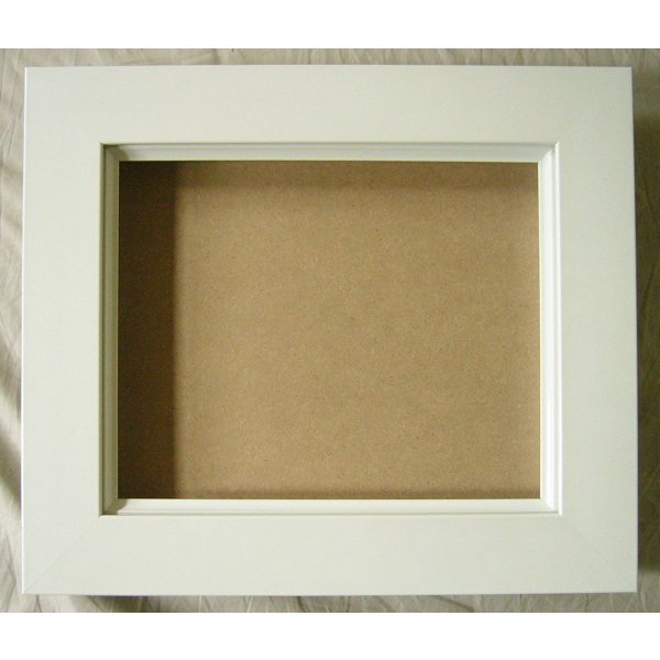 カタログ　パンフレット　リーフレット サイズ絵寸：約727X606mm用の額縁です。 材質MDF製 仕様本体・UVアクリル・吊金具・ケース付 商品説明・受注生産品に付き、ご入金確認後発送に平日で約14日かかります。※壁面用取り付け金具は付属いたしません。必要な場合、こちらよりお選びお伝えください。(金具代別途申し受けます)・掲載写真はサンプル画像です。・売り切れごめん。 その他・この額縁の他のサイズ・色等を見る・額縁を絞り込む ・規格外のサイズの額縁は「オーダーフレームを絞り込む」からお選びください 運送費（消費税・梱包費等込み）・送料無料 ※但し離島・沖縄の場合は別途送料が発生することがございますのでお問合せください。 ※梱包サイズ160以上の大型サイズは別途送料がかかります。（約12号以上）よく一緒に検討されている商品の一覧その他・この額縁の他のサイズ・色等を見る・額縁を絞り込む・規格外のサイズの額縁は「オーダーフレームを絞り込む」からお選びくださいサイズ ・絵寸約727X606mm用の額縁です。 材質 ・MDF製 仕様 ・本体 UVアクリル 吊金具 ケース付 商品説明 ・受注生産品に付き、ご入金確認後発送に平日で約14日かかります。 ※壁面用取り付け金具は付属いたしません。 ・掲載写真はサンプル画像です。 ・売り切れごめん。