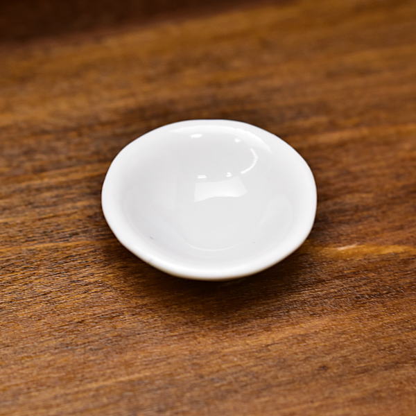 ▼この商品は【ミニチュア雑貨 陶器 Sサイズ [SPLP17] (セラミックボウル/カラー：ホワイト)】です。 1/12スケールのミニチュア ドールハウス用の小物です。 海外輸入商品の為、塗装などにムラがある場合がございますのでご了承ください。 陶器製のお皿になります。 ※表面に小さな気泡がある場合がありますが不良ではありません。汚れ・大きな気泡は当店にてチェックしています。 サイズ：横幅約22mm×奥行約22mm×高さ約8mm ■34378 ■分類：ミニチュア＆ドールハウス ■code：20210317