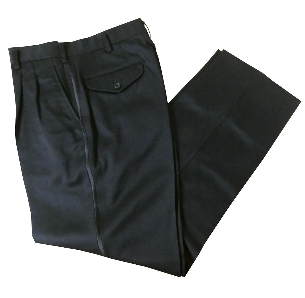 ※こちらの商品はレンタル落ちです。 クリーニング済みですが、使用感はございます。 そのため格安にで販売しております。 状態をご了承いただける方のご注文をお待ちしております。 ※股下77.5cmで裾上げ済でございます。 ご了承の上、お買い求めくださいますようお願い申し上げます。 ここから更に短く詰めたり、5cm程度は長くする事も可能です。 その場合の裾直し代は、この商品に限り当店で持たせていただきますので、 ご希望の寸法をお知らせくださいませ。 ●ウエストは79cmです。股下77.5cm。 アジャスターはありません。 ●裾幅21.8cm、わたり幅35cm。 オールシーズンタイプ。拝絹、側章付き。側章はサテン生地使用 ●素材はウール100%。ポリエステルものより若干お高めですが通気性、 保湿性に優れ着心地が違います。 ウールの肌触りの良さ、高級感をお確かめ下さい。裏地ポリエステル。中国縫製。 パンツはツータック、側章付き。