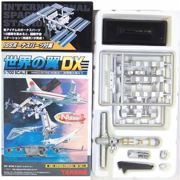 航空機から宇宙船まで個性的な大型機を、1/700統一スケールでラインナップ！人気シリーズ「世界の翼」シリーズにデラックス版が登場！ピットロード原型による1/700スケール統一の塗装済み完成品の航空機モデルで「世界の艦船」等の1/700スケールシリーズといっしょに並べて楽しめます。さらに！各アイテムにひとつずつ付属するボーナスパーツを組み合わせると、驚きのプレミアムアイテム「ISS(国際宇宙ステーション)完成状態」が作れます！スペースシャトルと組み合わせると2005年7月に野口聡一飛行士が参加したシャトルのミッション「STS-114」の時の状態を完全再現することができます！メーカー　タカラスケール　1/700塗装済み半完成品JANコード 4904880672974※ 種類確認のため開封したのみの商品となります。※ 小箱/解説書付属します。※ こちらの商品は単品販売になります。