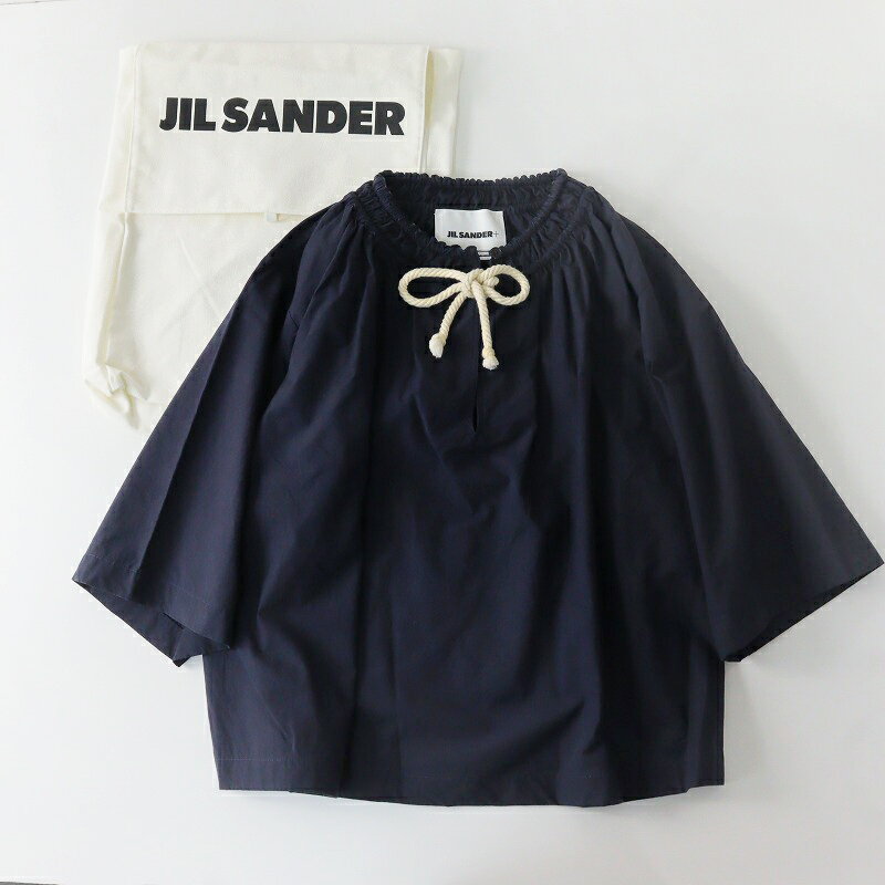 国内 JPタグ 2023SS ジルサンダープラス Jil Sander+ J40NC0103 コットンギャザーブラウス 36/ネイビー ドロスト シャツ【2400013851992】【中古】 ブランド名 ジルサンダー 商品情報 - 表記サイズ 36 実寸（cm） 着丈(後ろ)/55.5肩幅/42.5身幅/70袖丈/35（平置きにて採寸を行っております。多少の誤差はご了承くださいませ。） 採寸についてはこちら 素材(%) コットン100 色 ネイビー 生地の伸縮 - 生地の透け感 - 参考定価 - CONDITION 首元に擦れが見受けられます。USED商品となりますが、綺麗な状態で着用には問題ないと思われます。 ※こちらの商品は1点ものです。 当店では実店舗、他のオンラインショップにて同時に販売をさせて頂いております。 そのため予告無く商品の出品の取り下げをさせて頂く場合が御座います。 また、ご注文頂くタイミングにより、実店舗、または他のオンラインショップにて品切れになり、商品のご用意が出来無くなってしまう場合が御座います。 その場合、誠に勝手ながらご注文のキャンセルをさせて頂きますのであらかじめご了承下さいませ。※お写真に写っているものが全てとなります。※裾上げの有無は分かりかねますので予めご了承の上ご注文のほどよろしくお願い申し上げます。