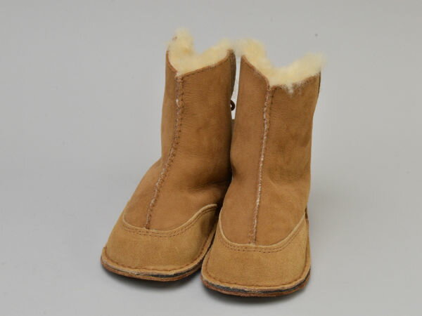 T91840表示ブランド名UGG Australia / アグオーストラリアその他RN#88276 F16011Iコンディション7/1010 新品9　新古品・未使用品8　美品7　良品6　中古（上）5　中古（中）4　中古（下）3　多少難あり2　難有1　ジャンク品詳細：引っかき傷や小さな薄汚れがあり、若干の使用感がありますが、全体的にコンディション良好です。カラーブラウン(Chestnut)表記素材-製造国中国製サイズ表記サイズ：　L　(14.5cm)実寸サイズ：全長(ソール裏)17.5cmヒール0.5cm甲幅8cm高さ12cm筒まわり21cm実寸サイズについて：付属品箱販売時期-参考定価-問い合わせ番号F-LSHOE4628