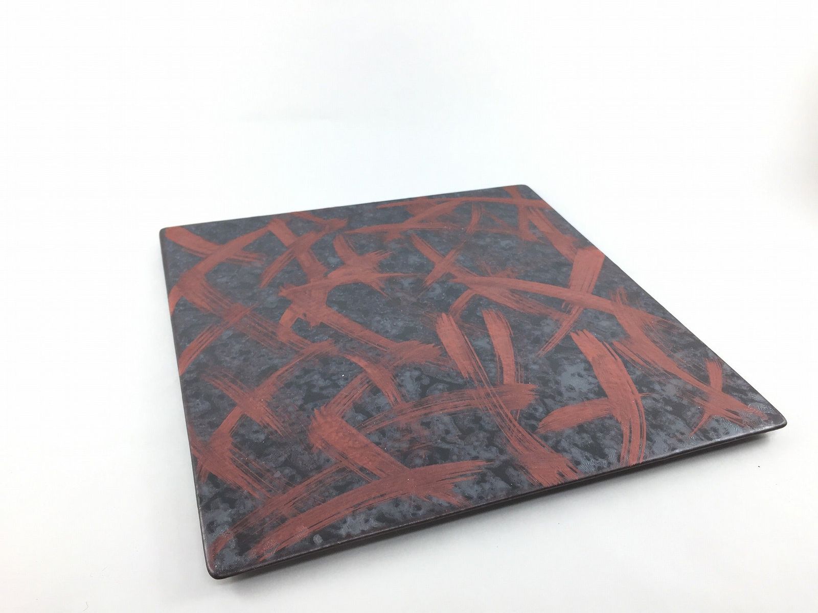 有田焼 金善窯 25cm高台正角皿.黒錆絞り雲赤刷毛 【皿/中皿/プレート/業務用食器】