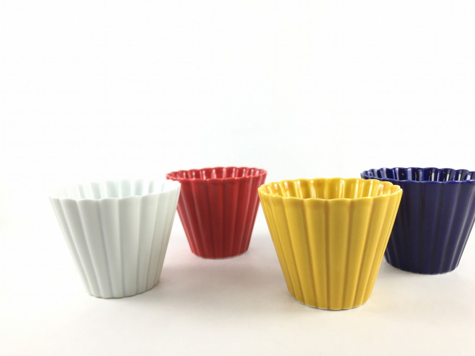 8cm菊小鉢 4色 波佐見焼 洸琳窯のサムネイル