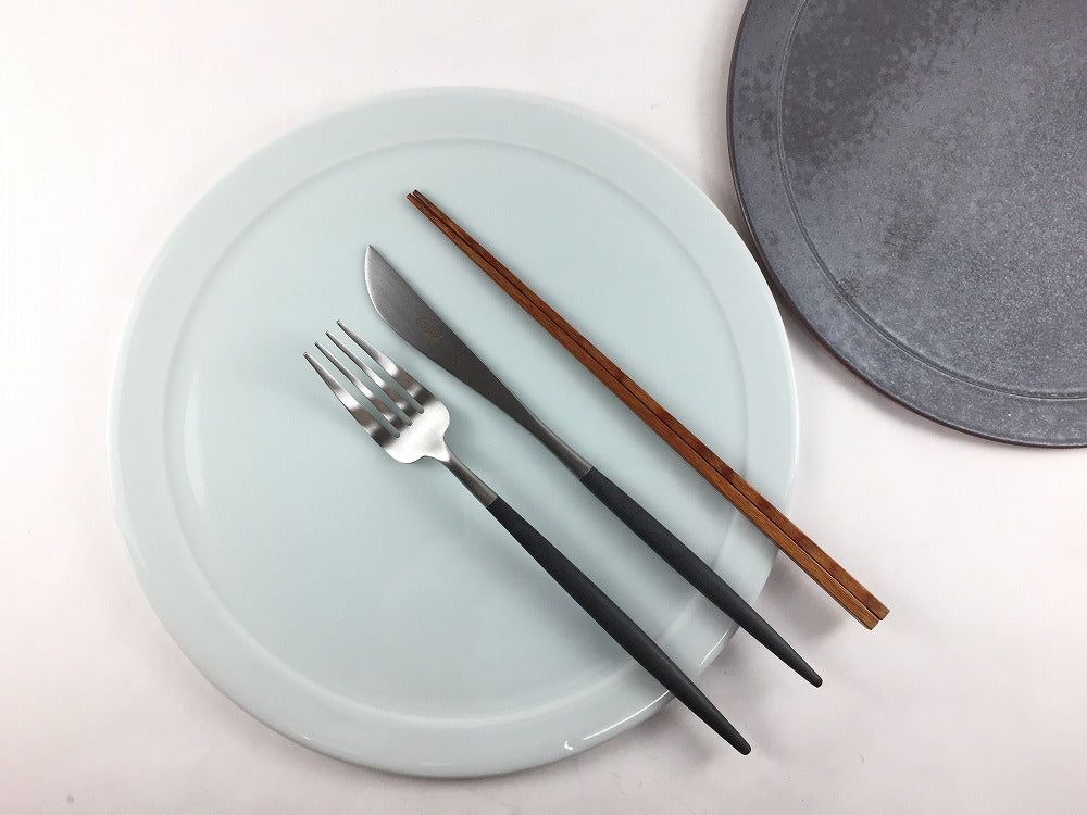 有田焼 瑞峯窯(原重製陶所) 26cmフラットプレート (白青磁 /鉄釉)【26cm 大皿 丸皿 平皿 プレート】