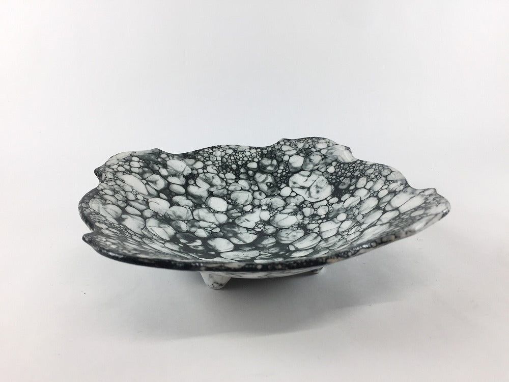 有田焼 黒月面 花渕向付【19cm 中鉢 中皿 変形皿 おしゃれ】