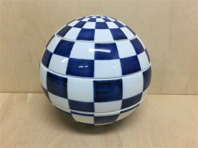 有田焼 李荘窯 玉重 市松【化粧箱入り】【市松文/珠型三段重 格子模様 市松格子 青色 お重 重箱 3段重 16cm 小柄 1人用サイズ 小さめサイズ 御節 お...