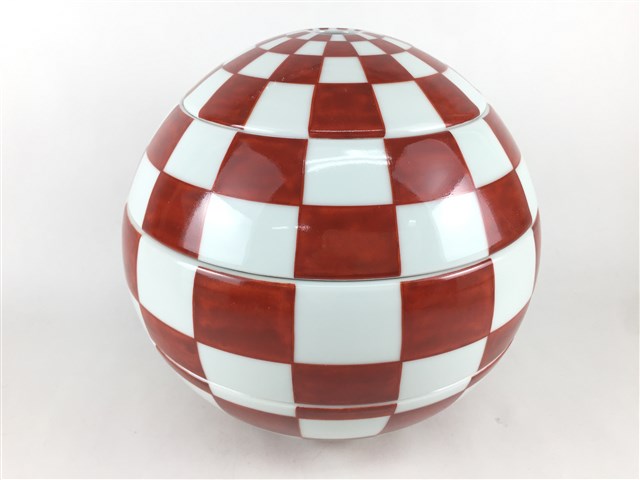 【26年4月頃入荷予定】有田焼 李荘窯 玉重 赤市松【化粧箱入り】【3段重 16cm 赤絵市松文/珠型三段重 赤色 お重 重箱 小柄 1人用サイズ 小さめサイズ...