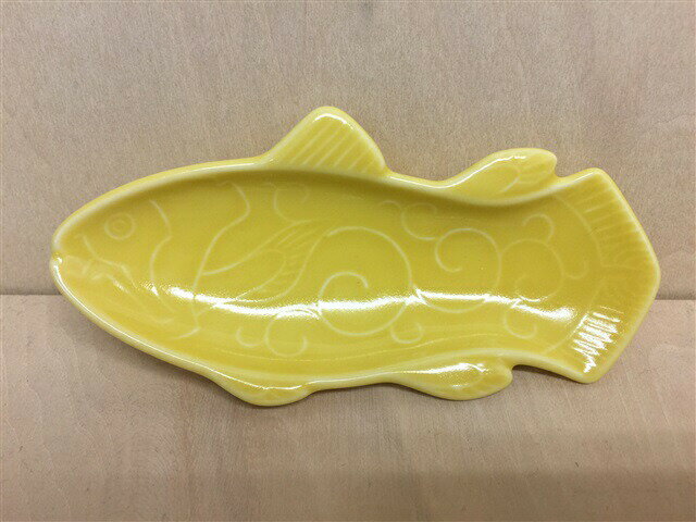 有田焼 伝平窯 シーラカンス小皿.黄【小皿 11.5cm 魚の形 おさかな 黄色】【あす楽対応】