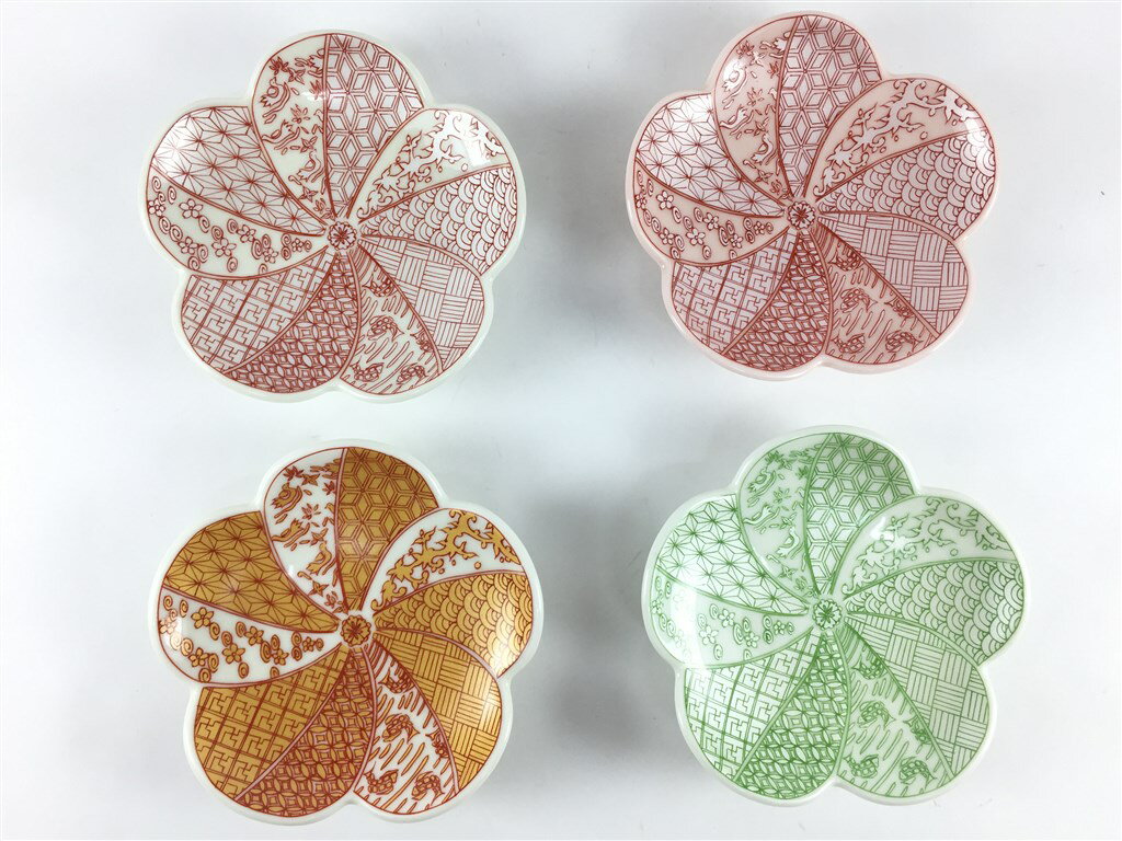 有田焼 幸楽窯 捻り梅形 小皿(祥瑞)【9cm 皿 食器 花形 花の形のお皿 ウメ 梅の花 贈り物 お正月 お祝い事 食器】【お正月 用 食器】【ラッピング無料対応】【あす楽対応】