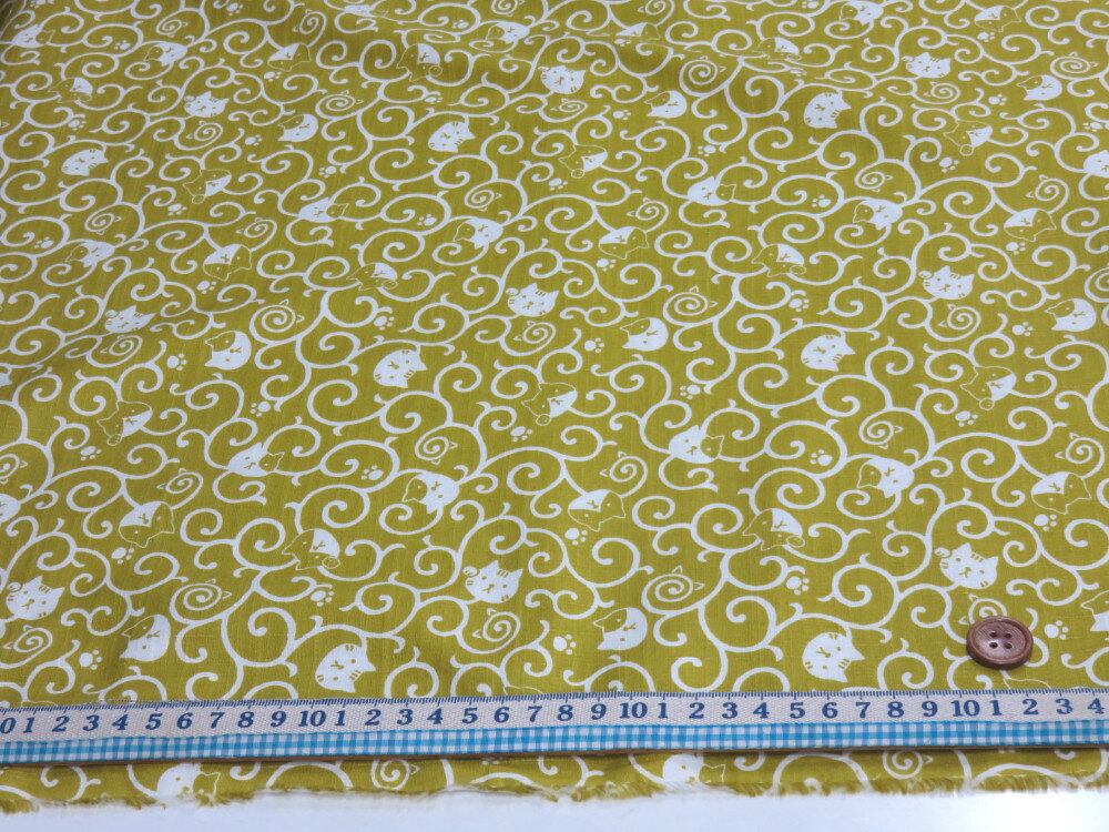 サザンクロス 福福にゃんこ（ネコ） 唐草 カラシ ドビー生地　【メール便2m可】キヤット ねこ 猫 アニマル 動物 生地 布地 プリント生地 浴衣 ゆかた 着物 作務衣 よさこい衣装 ステテコ じんべえ