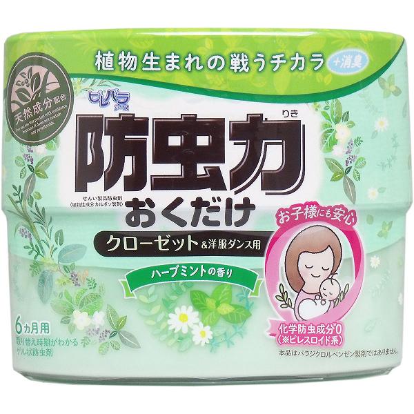 ※この商品は配送会社の都合により、北海道・沖縄・離島にはお届けできません。 ご注文が確認された場合、キャンセルさせて頂く可能性がございますのであらかじめご了承ください。植物成分によるフィトンチッド効果で大切な衣類を守ります。衣類についたニオイをクリーニング消臭します。『フィトンチッド』植物が虫から身を守るために作り出す成分です。スペアミント、ユーカリ、マツ、キュベバ、レモングラス、ローズマリー、ラベンダー、ハッカ●化学防虫成分（ピレスロイド系）は使用していません。化学防虫成分（ピレスロイド系）を含んでいないので、薬剤に敏感な方や、お子様がいるご家庭でも安心してご使用いただけます。●衣類についたニオイをクリーニング消臭。植物生まれの消臭剤＋プレミアム消臭ゲル＋ハーモナイズアロマのチカラで食べ物臭(焼き肉臭、揚げ物臭など)、汗臭、加齢臭、タバコ臭などのニオイをスッキリ消臭。※全てのニオイを完全に消臭できるわけではありません。　【有効成分】植物性成分(カルボン、α-ピネン、スペアミントオイル)【効果・効能】クローゼット、洋服ダンス用【使用方法】★使用量クローゼット(1500L)に1個、洋服ダンス(500L)に1個★有効期間使用開始後約6ヵ月間(温度、収納空間、使用状態などで、効果、有効期間は異なります。)(1)シュリンクフィルムをミシン目にそってはがし、上容器を外す。※上容器が外れにくい場合は、上容器を少しひねると外れやすくなります。(2)アルミシールをはがし、上容器をはめる。(3)クローゼット・洋服ダンスに置いて使用する。どこでも置ける、便利な置き型防虫剤。(4)ゲルが小さくなったら、お取り替え。※ゲルの表面に白い斑点が析出することがありますが、品質上問題はありません。【注意】・子供の手の届くところに置かないでください。誤食の原因となります。・衣類の入れ替えをするときは、部屋の適当な換気をしてください。・パッケージに記載されている使用量を守って使用してください。・密閉性のある収納空間で使用してください。・本品は食べられません。万一食べたときは、医師に相談してください。・定められた用途以外に使用しないでください。・開封時に、結露水がたまっている場合がありますので、注意してご使用ください。・誤食等の対応のため、商品の使用中はこの製品表示を大切に保管してください。・容器中の薬剤に触れない事。手についた時は石鹸でよく洗う事。【保存方法】密封して、直射日光、凍結を避け涼しい所に保管する事。個装サイズ：148X122X64mm個装重量：約435g内容量：300mLケースサイズ：47.1X13.6X29cmケース重量：約5.7kg製造国：中国※この商品は配送会社の都合により、北海道・沖縄・離島にはお届けできません。 ご注文が確認された場合、キャンセルさせて頂く可能性がございますのであらかじめご了承ください。