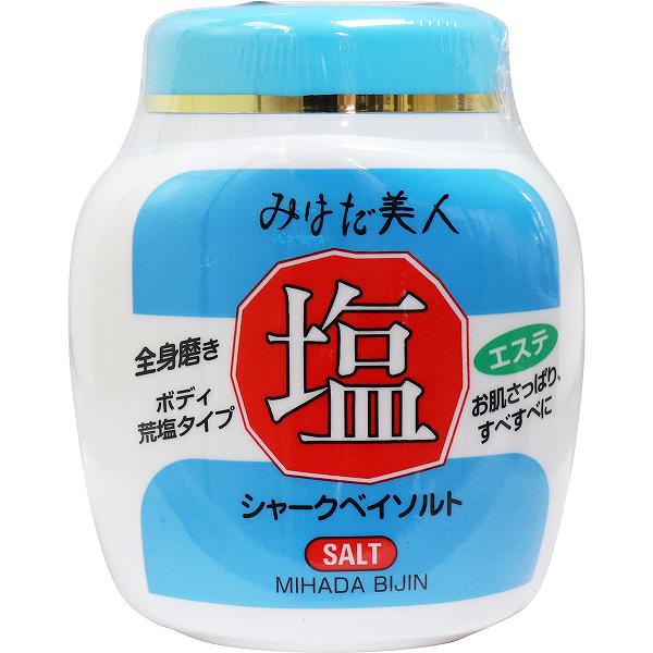 ※この商品は配送会社の都合により、北海道・沖縄・離島にはお届けできません。 ご注文が確認された場合、キャンセルさせて頂く可能性がございますのであらかじめご了承ください。お風呂でスクラブマッサージ！塩のスクラブ効果で古い表皮を取り除き、お肌をひきしめツルツルな肌へ。海から生まれたシャークベイソルトがべースのお肌に優しいマッサージ塩です。●海から生まれたシャークベイソルトをベースに、「王乳」と呼ばれているローヤルゼリーエキスならびに3種類の保湿成分をバランスよく配合した、お肌にやさしいマッサージ塩です。●塩が発汗を促し、余分な水分を吸収して全身をひきしめます。●ローヤルゼリーが皮膚細胞の新陳代謝を活発にし、保湿性を高めるため、お肌がみずみずしくしっとりします。●コメヌカ油が皮膚をなめらかにし、しっとり保ちます。【商品区分:化粧品】【成分】塩化Na、ローヤルゼリーエキス、ヒバマタエキス、レモン果実エキス、モモ葉エキス、コメヌカ油、BG、水【使用方法】・入浴時に、お肌を十分にぬらしてからご使用ください。・手のひらに適量をとり、ウエスト、ヒップ、太もも、足首、ひざ、かかとなどを軽く、やさしくマッサージし、2〜3分放置してください。・その後、水、ぬるま湯、あるいはお湯で十分に洗い流してください。・ご使用後、スプーンは容器の外に出しておいてください。【注意】・強くこすりすぎないこと。・お肌に異常が生じていないかよく注意して使用してください。・使用中、赤み、はれ、かゆみ、刺激、色抜け(白斑等)や黒ずみ等の異常が現れた時は使用を中止し、皮膚科専門医に相談することをお勧めします。・浴槽内では使用しないこと。・容器には、水が入らないように注意すること。・本品は、吸湿性がありますので固くなることがありますが、品質には全く影響ありません。・本品を、飲食用には使用しないこと。・乳幼児の手の届かない所に保管すること。個装サイズ：107X128X80mm個装重量：約740g内容量：650gケースサイズ：47X29X26cmケース重量：約18.06kg製造国：日本※この商品は配送会社の都合により、北海道・沖縄・離島にはお届けできません。 ご注文が確認された場合、キャンセルさせて頂く可能性がございますのであらかじめご了承ください。