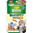 ●噛むことで、歯垢をそぎおとす！●・かたいおやつが苦手なネコのためのやわらかいチキン味の歯みがきおやつです。・ギザギザ形状が歯に密着！噛むことで歯垢を除去し、歯の健康を維持します。・1日1回はおいしい歯のケアをしましょう・メーカー獣医師と共同開発＜給与方法＞・1日1回1本を目安にお与えください。・生後3ヶ月以上の愛猫に与えてください。・与える量は猫種、体脂肪量、年齢、運動量、環境温度、ストレス、個体差などによって異なりますので、食べ残しや便の状態をみて調節してください。・主食の量は適宣調節してください。・個装サイズ：W120×H190×D25mm/重量22g【原材料】鶏ササミ、米粉、でん粉類、チキンエキス、還元水飴、大豆油、食塩、酵母エキス、サメ散骨抽出物(コンドロイチン含有)、カツオオイル、グリセリン、微粒二酸化ケイ素、ピロリン酸Na、炭酸Ca、グルコサミン、ポリリジン【保証成分】たんぱく質35.0％以上、脂質2.0％以上、粗繊維0.5％以下、灰分3.0％以下、水分23.0％以下【エネルギー】294kcal/100g(約6kcal/1本)【賞味期限】12ヶ月【原作国】日本