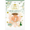 おうちでカフェ気分が楽しめる本格派の焼き菓子おうちでカフェ気分が楽しめる、本格派の焼き菓子シリーズ。お菓子屋さんが1つひとつ丁寧に手作りしています。脂肪分を約30％カット(日本食品標準成分表2010より)。小型犬やシニア犬にも食べやすい、ちぎって与えやすいしっとりしたやわらかさ！ほっこりケーキのいちご味。＜給与方法＞幼犬(6ヶ月〜)/2個以内超小型犬〜5kg/4個以内小型犬5kg〜10kg/7個以内中型犬10kg〜20kg/12個以内大型犬20kg〜35kg/19個以内・生産地：日本・素材：＜原材料＞小麦粉、卵類、植物性油脂、砂糖、でんぷん分解物、いちご、グリセリン、ソルビトール、膨張剤、香料、着色料(赤106号)＜保証成分＞粗たん白質4.0％以上、粗脂肪10.0％以上、粗繊維0.5％以下、粗灰分2.5％以下、水分28.0％以下、ナトリウム0.5％以下＜エネルギー＞363kcal/100g