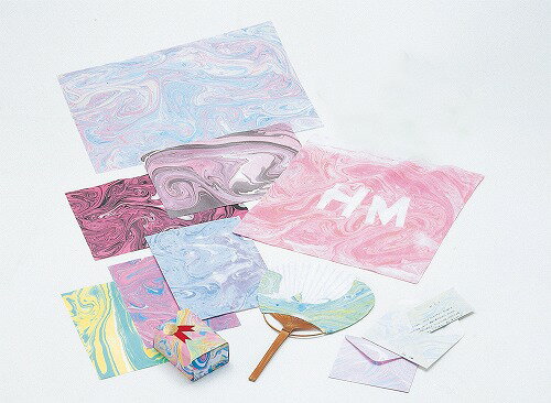 ▼まとめ買いがおすすめ！ 2個セット（特売） 3個セット（お得） 5個セット（爆安） 10個セット（特売） ●セット内容:赤・青・黄・緑・橙●重量（g）:65g●包装サイズ:73x112x23mm彩液は水溶性顔料の新素材で、にじみ絵やマーブル染(カラー墨流し）が手軽にできる絵の具です。紙、布などあらゆる物に染められ、千代紙などの美しい色模様が簡単につくれます。彩液は混色も自由ですから、色数も増やすことができます。 ▼まとめ買いがおすすめ！ 2個セット（お得） 3個セット（限定） 5個セット（人気） 10個セット（格安）