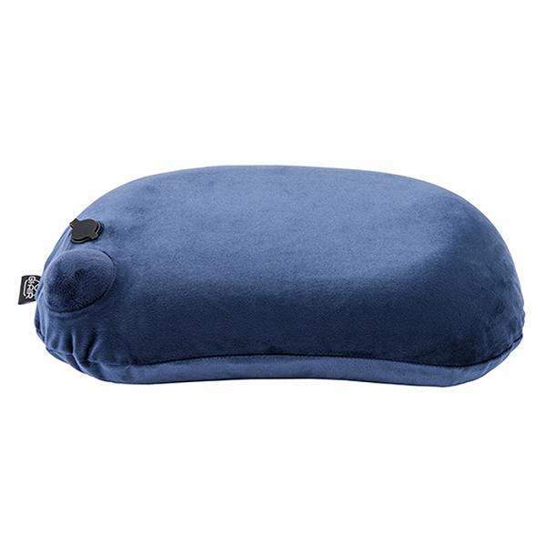▼まとめ買いがおすすめ！ 2個セット（お得） 3個セット（格安） 5個セット（限定） 6個セット（お得） 10個セット（格安） ※この商品は配送会社の都合により、北海道・沖縄・離島にはお届けできません。 ご注文が確認された場合、キャンセルさせて頂く可能性がございますのであらかじめご了承ください。空気の注入が手押しでできるポンプ内蔵式のエアピロー。丸くなっているポンプ部分を手動で空気を注入。口をつけずに丸型ポンプを押すことで、最速30秒で完全に膨らみます。●口で膨らませるよりも衛生かつ簡単にご使用いただけます。●専用の収納袋に小さくして持ち運べるので荷物になりにくい。●空気を抜く時は、キャップを開け、中のボタンを押すだけで簡単に素早く抜く事が可能です。●カバー生地は肌触りの良いマイクロベルベッドでつけ心地抜群です。また カバーは取り外して洗えるのでいつでも清潔にお使いいただけます。●飛行機やバスなど長時間移動のウェストクッションとして、またオフィスの仮眠や家でのお昼寝などに便利です。【セット内容】・エアクッション：1・収納袋：1【サイズ(使用時)】約W395×H255×D100mm収納時：85×170mm【材質】本体：PVCカバー＆ポーチ：ポリエステル【使用方法】★空気の入れ方(1)キャップのフタを開けます。(2)ポンプを押して空気を入れます。(3)空気が入ったらキャップのフタを閉めます。★空気の抜き方(1)キャップのフタを開けます。(2)キャップ内のボタンを押しながら空気を抜きます。(3)完全に空気を抜いたらたたんでポーチに入れます。【注意】・製品をふくらませたら、キャップをしっかり閉めてからご使用ください。・車の運転中には使用しないでください。・小さなお子様の使用は避けてください。・タバコの火や火気を近づけないでください。製品が焦げたり、火災ややけどの恐れがあります。・ふくらませた状態で製品に無理な力や衝撃を与えないでください。また、重いものを乗せないでください。・とがったものや鋭いもので製品を傷付けないでください。・変形や破損が生じた場合は修理などせず、使用を中止してください。・部分的な汚れは濡らしたタオルなどかたく絞ったもので軽くたたいて落としてください。・洗濯時はファスナーを閉じた状態で洗濯用ネットに入れて洗濯してください。・タンブル乾燥(乾燥機の使用)は避けてください。破損や縮みの原因になります。個装サイズ：190X220X100mm個装重量：約280g内容量：1個入製造国：中国 【検索用キーワード】 キャンプ サイズ 介護※この商品は配送会社の都合により、北海道・沖縄・離島にはお届けできません。 ご注文が確認された場合、キャンセルさせて頂く可能性がございますのであらかじめご了承ください。 ▼まとめ買いがおすすめ！ 2個セット（激安） 3個セット（激安） 5個セット（お得） 6個セット（人気） 10個セット（格安）