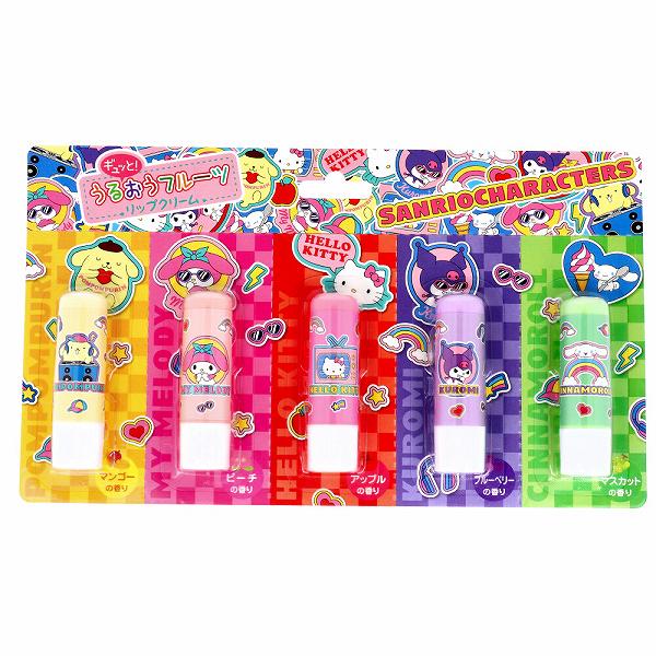 ▼まとめ買いがおすすめ！ 2個セット（特売） 3個セット（お得） 5個セット（お得） 6個セット（人気） 10個セット（爆安） 12個セット（お得） 15個セット（人気） 20個セット（激安） ※この商品は配送会社の都合により、北海道・沖縄・離島にはお届けできません。 ご注文が確認された場合、キャンセルさせて頂く可能性がございますのであらかじめご了承ください。キリトリ線入りだからお土産やプレゼントに最適です♪●ヒアルロン酸・ホホバオイル・シアバター・ビタミンEの4つのくちびるに嬉しい成分を配合しています。●マンゴー(ポムポムプリン)・ピーチ(マイメロディ)・アップル(ハローキティ)・ブルーベリー(クロミ)・マスカット(シナモロール)の5種類の香りです。【化粧品】販売名：サンリオ5Pリップクリーム23【成分】ミネラルオイル、パルミチン酸エチルヘキシル、ポリブテン、ポリエチレン、ビスジグリセリルポリアシルアジペート-2、ミツロウ、水添マイクロクリスタリンワックス、ホホバ種子油、トリ(カプリル酸／カプリン酸)グリセリル、シア脂、酢酸トコフェロール、ヒアルロン酸Na、トリ脂肪酸(C10-18)グリセリル、トリオレイン、ジオレイン酸グリセリル、フェノキシエタノール、o-シメン-5-オール、香料【注意】・化粧品がお肌に合わないとき即ち次のような場合には、使用を中止してください。そのまま化粧品類の使用を続けますと、症状を悪化させることがありますので、 皮膚科専門医等にご相談されることをおすすめします。(1) 使用中、赤味、はれ、かゆみ、刺激等の異常があらわれた場合(2) 使用したお肌に、直射日光があたって上記のような異常があらわれた場合・傷やはれもの、しっしん等、異常のある部位にはお使いにならないでください。・使用後は必ずしっかり蓋をしめてください。・乳幼児の手の届かないところに保管してください。・極端に高温又は低温の場所、直射日光の当たる場所には保管しないでください。個装サイズ：250X145X20mm個装重量：約97g内容量：3.5gX5本ケースサイズ：52X16X41cmケース重量：3.4kg製造国：中国 【検索用キーワード】 90g DHC ポリプロピレン メーカー 化粧品※この商品は配送会社の都合により、北海道・沖縄・離島にはお届けできません。 ご注文が確認された場合、キャンセルさせて頂く可能性がございますのであらかじめご了承ください。 ▼まとめ買いがおすすめ！ 2個セット（人気） 3個セット（お得） 5個セット（人気） 6個セット（激安） 10個セット（人気） 12個セット（限定） 15個セット（格安） 20個セット（格安）