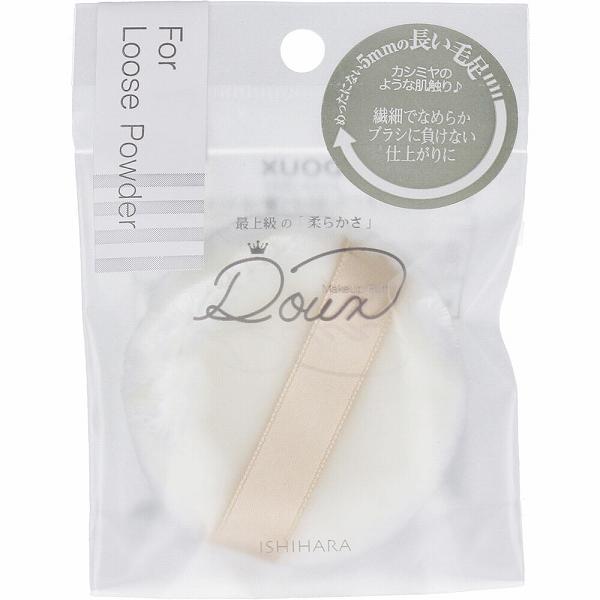 ▼まとめ買いがおすすめ！ 2個セット（激安） 5個セット（人気） 10個セット（爆安） ブラシに負けない仕上がり！ルースパウダーにおすすめ！5mmの長い毛足でパウダーを含みブラシのような働きでムラなく均一、さり気ないツヤ肌に。●ルースパウダー用【素材】パフ本体・リボン：ポリエステル【サイズ】約16×φ60mm【使用方法】★リキッド＆クリームファンデーション用リキッド・クリーム：指でお顔にファンデーションをのせてから、優しく叩き込むようになじませてください。クッションファンデ：パフにファンデーションを適量とり、お肌に叩き込むようになじませてください。★プレスト＆ルースパウダー用パウダーを適量とり、パフになじませてから軽くお肌にのせてやさしく押さえるようにしてなじませてください。【お手入れ方法】・パフが汚れた時は、専用のクリーナーか、中性洗剤を溶かしたぬるま湯で軽く押し洗いしてください。・洗剤が残らないよう十分すすぎ、水気をきって日陰でよく乾かしてから使用してください。・パウダー用の場合、素材によって洗った後の質感が変化する場合があります。柔軟剤を使用し、乾燥後表面をにもみほぐすと、よりふんわり仕上がります。【注意】・本来の目的以外に使用しないでください。・パフが汚れると使用感や仕上りが悪くなるだけでなく、お肌にも負担をかける恐れがありますので、いつも清潔にして使用してください。 ・目元付近に使用の際は、目に入らないよう注意してください。・ お肌に異常がある場合は使用しないでください。・お肌に合わない時は使用をおやめください。・直射日光の当たらない所で保管してください。・幼児の手の届かない所に保管してください。個装サイズ：83X105X18mm個装重量：約6g内容量：1個製造国：日本 【検索用キーワード】 1個 For メーカー 化粧品ブラシに負けない仕上がり！ ▼まとめ買いがおすすめ！ 2個セット（お得） 5個セット（格安） 10個セット（必見）