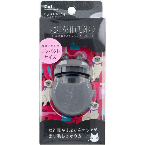 ▼まとめ買いがおすすめ！ 2個セット（特売） 3個セット（限定） 5個セット（必見） 10個セット（限定） ※この商品は配送会社の都合により、北海道・沖縄・離島にはお届けできません。 ご注文が確認された場合、キャンセルさせて頂く可能性がございますのであらかじめご了承ください。ねこ耳がまぶたをオシアゲまつ毛しっかりカール。コロンとした丸みのある本体に、ねこ耳がさりげなくあしらわれたアイラッシュカーラー。●ねこ耳の突起とプレートの2か所がまぶたを押し上げる構造で、まつ毛の生え際からしっかりキャッチします。●まつ毛の根元からカールしやすいので、奥二重やまぶたの重い人でもぱっちりした目元に仕上がります。●まぶたの形に合わせた自然なカーブとシリコンゴムで美しくカールできます。【材質】本体・押え：ポリカーボネート中子：ABS樹脂ゴム：シリコーンゴム【本体サイズ】68X40X15mm、20g【使用方法】・本体裏側の押し上げレバーを起こしてお使いください。・ねこ耳をまぶたに当てて軽く持ち上げ、まつ毛の根元をはさみ、軽く押さえます。この操作をまつ毛の中心、毛先へと繰り返してください。・なれない方は、手鏡を見ながら顔をやや上向きにするとはさみやすくなります。【取り扱い上の注意】・乳幼児の手が届かない安全な場所に保管してください。・落としたり硬い物にぶつけて、本体が変形した場合は使用しないでください。・まつ毛をはさむときは、力を強く入れないでください。まつ毛が切れたり、抜けたりすることがあります。・ねこ耳でまぶたを押し上げる際は力を強く入れないでください。また、目に入らないようにご注意ください。・ゴムが切れたり裂けたりした場合は、新しいゴムにお取り替えください。そのままご使用されますと、まつ毛が切れたり抜けたりすることがあります。(替えゴムは貝印株式会社別売りのアイラッシュカーラー替えゴムをご使用ください。)・使用後はゴム部分、本体の汚れをティッシュペーパーなどでふきとり、いつも清潔な状態でお使いください。 【検索用キーワード】 コスメ 化粧品 シリコーンゴム ピンク 1個入 20g GREENBELL KAI ねこ コンパクト コンパクトサイズ レッド※この商品は配送会社の都合により、北海道・沖縄・離島にはお届けできません。 ご注文が確認された場合、キャンセルさせて頂く可能性がございますのであらかじめご了承ください。 ▼まとめ買いがおすすめ！ 2個セット（人気） 3個セット（激安） 5個セット（お得） 10個セット（必見）