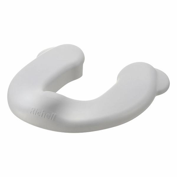 ▼まとめ買いがおすすめ！ 2個セット（爆安） 3個セット（お得） 5個セット（激安） 6個セット（限定） 10個セット（格安） ※この商品は配送会社の都合により、北海道・沖縄・離島にはお届けできません。 ご注文が確認された場合、キャンセルさせて頂く可能性がございますのであらかじめご了承ください。座り心地の良いやわらかい素材でお尻が痛くなりにくい♪●大人用便座にポンとおくだけで設置簡単！●便座の後ろ側が離れているので、座ったままおしりが拭きやすいです。●汚れの溜まるようなすき間や凹凸がない一体成形型で、簡単に丸洗いできます。●またがないタイプなので衣服を全部脱がなくてもOK！●使用しないときは補助便座スタンド(別売り）を使うことで、すっきり収納できます。●トイレサポートステップ(別売り）を使うと、足がブラつかないので落ち着いてトレーニングできます。●トイレになじむナチュラルカラー。●抗菌剤入。【本体サイズ】33.5×31.5×7.6H(cm)【対象年齢】1才6カ月頃?【体重目安】20kgまで【材質】EVA樹脂【耐熱温度】60度【取り付けられる便座サイズ】・奥行：26cm以上・幅：19?22cm※一部特殊な形状の大人用便座には取り付けられないものもあります。【設置方法】(1)前後を確認し、大人用便座の穴にはめ込んでください。(2)大人用便座の穴の手前に寄せて補助便座が安定してはまっていることを確認してください。(3)差し込み口のない箇所にキャップを差し込みます。【注意】・補助便座を使用したとき、大人用便座との間に隙間が生じる場合があります。お子様のが指をはさんだりしないように注意してください。・お子様の乗り降りの際は、必ず保護者が補助してあげてください。・必ず保護者の方が付き添ってください。転倒しケガをする恐れがあります。・補助便座の用途以外での使用はしないでください。・火気のそばで使用および設置は絶対にしないでください。万一、転倒したときなどヤケドやケガの危険があり、また火災の原因となります。・暖房便座に長時間放置しないでください。使用しないときは、便座から取り外してください。・使用を始めた際、においがする場合があります。樹脂の性質上の現象で、しだいにいおいがなくなります。個装サイズ：380X420X76mm個装重量：約430g内容量：1個製造国：中国 【検索用キーワード】 グレー 抗菌 シート キッズ 柔らかい 清潔 置くだけ 衛生的 1個 cm おすすめ インテリア コンパクト サイズ スタイリッシュ ソフト トイレ用品 ベビー用品 人気 使いやすい※この商品は配送会社の都合により、北海道・沖縄・離島にはお届けできません。 ご注文が確認された場合、キャンセルさせて頂く可能性がございますのであらかじめご了承ください。 ▼まとめ買いがおすすめ！ 2個セット（格安） 3個セット（爆安） 5個セット（爆安） 6個セット（限定） 10個セット（爆安）