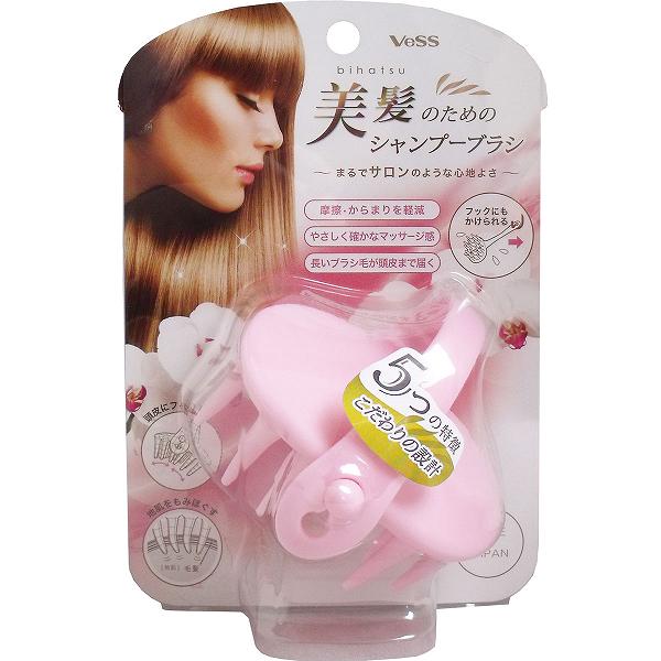 ▼まとめ買いがおすすめ！ 2個セット（必見） 3個セット（お得） 5個セット（爆安） 6個セット（人気） ※この商品は配送会社の都合により、北海道・沖縄・離島にはお届けできません。 ご注文が確認された場合、キャンセルさせて頂く可能性がございますのであらかじめご了承ください。こだわりの設計、5つの特長！(1)やわらかな上質素材程よくしなり、髪通りのよいサラッとした質感の上質樹脂を採用。毛髪をいたわりながら地肌をやさしくもみほぐし、皮脂汚れを落とします。(2)機能的なバンド部片側が取り外せてフックやバーにかけられます。水切れがよく衛生的で、バスルームでも邪魔になりません。(3)頭皮にフィット毛台中央に大きな穴を空け、頭の丸みに沿ってもみ動くように設計されています。襟足、耳の後ろも洗いやすくなっています。(4)整列した毛の配置縦・横整列させることで、髪通りがスムーズに。またからまりを防止するため、ブラシ毛の間隔を大きく取っています。(5)長めのブラシ毛約3cmの長いブラシ毛は、髪表面への摩擦を抑え、頭皮の隅々にまで届くように円錐状に設計されています。しっかりとしたマッサージ感が得られます。【材質】オレフィン系エラストマー【耐熱温度】60度【使用方法】(1)手の大きさに合わせて、シャンプーブラシのバンドの長さを調節しておきます。(2)シャワーで髪をすすぎ洗いしてからシャンプーを泡立て、泡を髪全体になじませます。(3)シャンプーブラシを地肌に軽くあて一方向にブラッシングしマッサージするように頭皮の汚れを落します。(4)シャンプーの泡が消えるまでしっかり洗い流してください。【注意】・頭皮に傷、はれもの、湿疹等の異常がある場合は使用しないでください。・強くこすり過ぎると頭皮を傷める場合がありますのでご注意ください。・スタイリング剤との併用やドライヤーの熱風、高温になる場所では、変形・変質する可能性がありますのでお避けください。・乳幼児の手の届かない所に保管してください。・使用後は水気をきり、日陰でよく乾燥させてください。個装サイズ：134X190X80mm個装重量：約74g内容量：1個ケースサイズ：44X30X46cmケース重量：約10.7kg製造国：日本 【検索用キーワード】 シャンプーブラシ メーカー ソフト 日本 UV シャンプー トラベル バスタイム ブラシ プレゼント メンズ レディース 乾燥肌 女性 引越し 敏感肌 男性 頭皮 頭皮ケア 120g※この商品は配送会社の都合により、北海道・沖縄・離島にはお届けできません。 ご注文が確認された場合、キャンセルさせて頂く可能性がございますのであらかじめご了承ください。 ▼まとめ買いがおすすめ！ 2個セット（格安） 3個セット（必見） 5個セット（激安） 6個セット（格安）